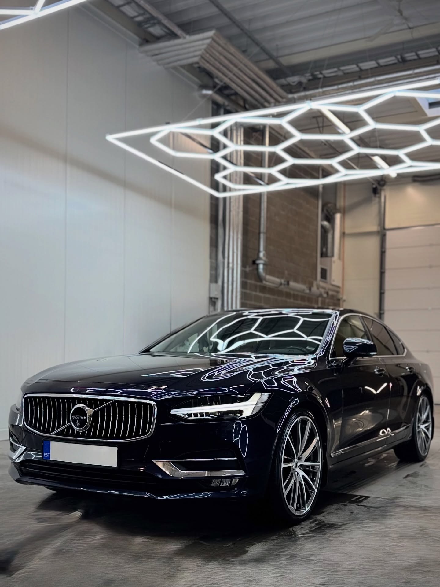 Сегодня в работе — элегантный Volvo S90 на эффектных
21-дюймовых дисках, которые