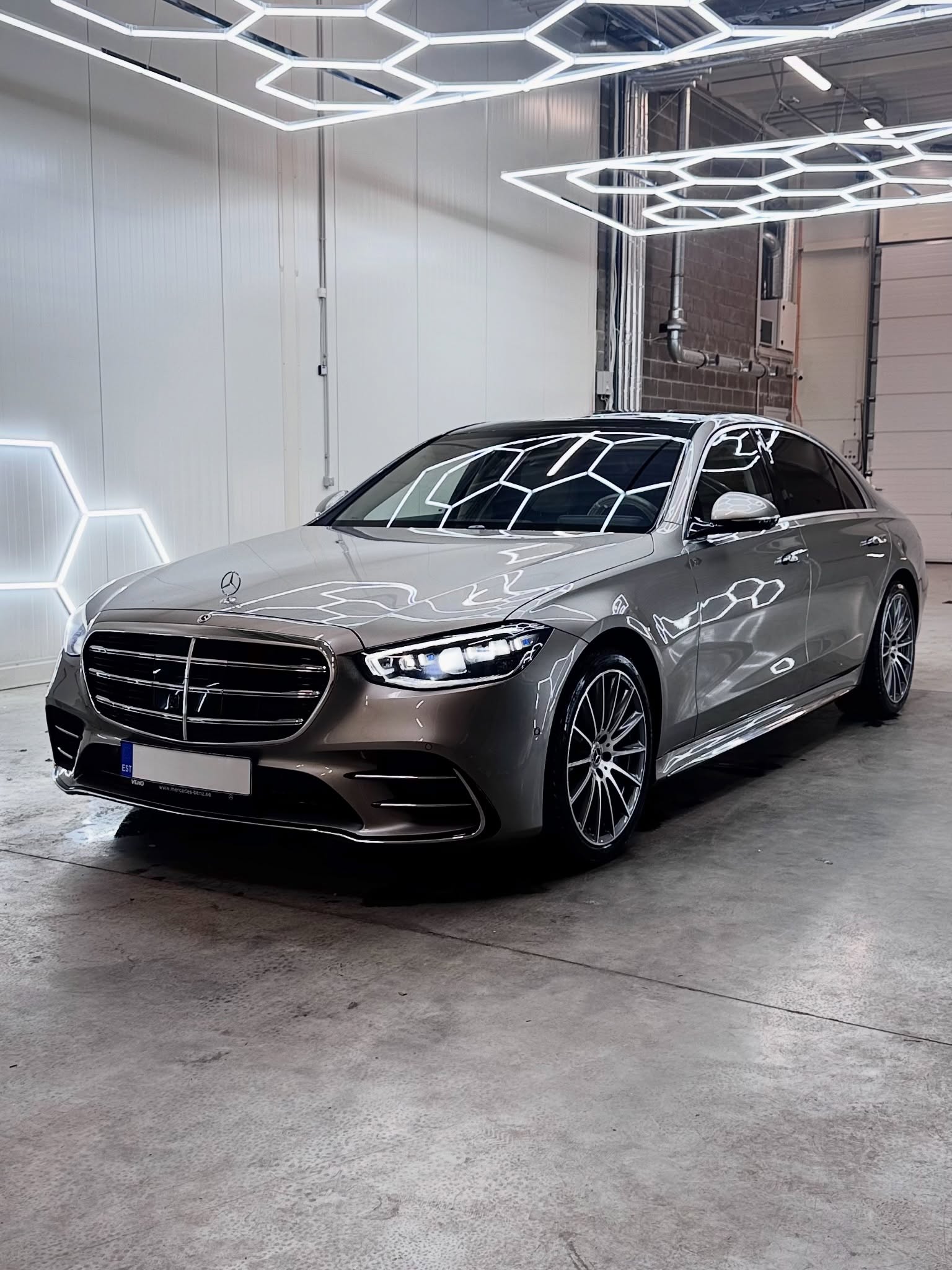 В работе был Mercedes-Benz S-Class W223 — эталон комфорта и статуса, который тре