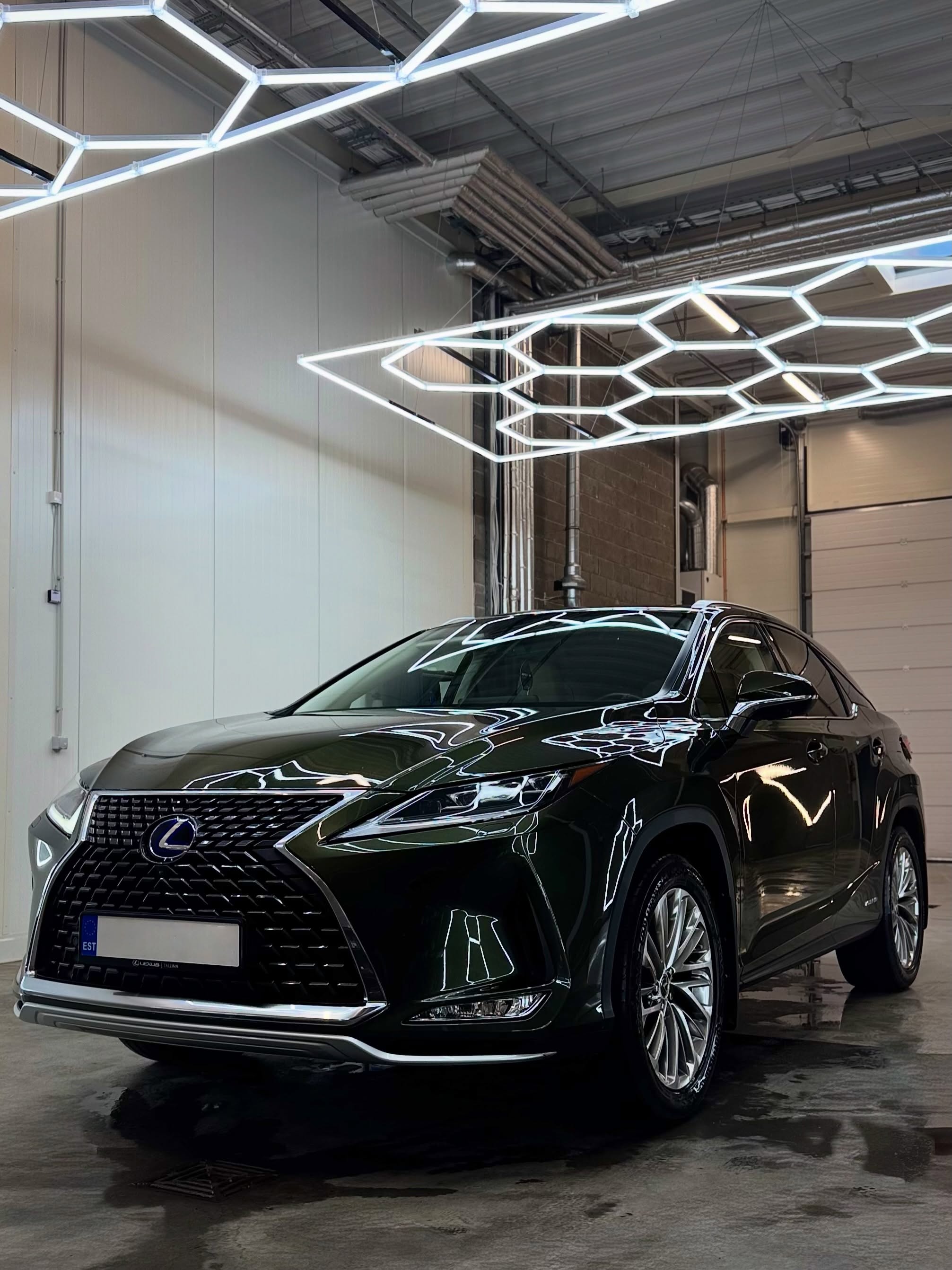 В работе — Lexus RX450h ✨
Автомобиль приехал к нам на детальную мойку DELUX и в